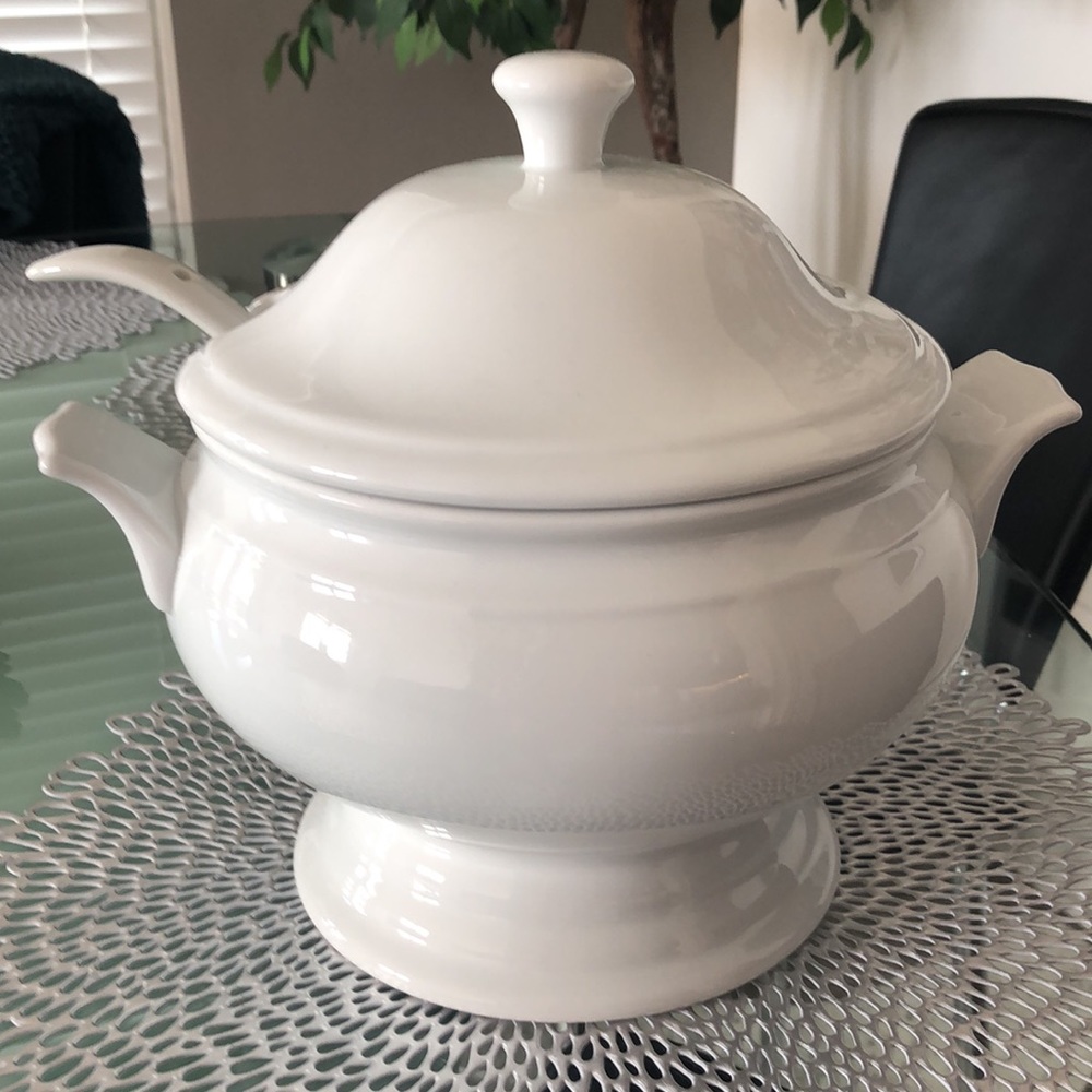 Ceramic Soup tureen with lid and ladle